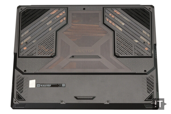 MSI ‘벡터 A18 HX A9WIG-R9 QHD+’ 하판 모습 / 권용만 기자