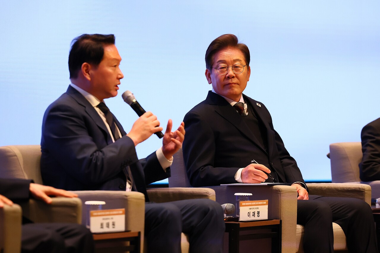 이재명 더불어민주당 대선후보가 5월 8일 오전 서울 중구 대한상공회의소에서 열린 대선후보 초청 경제5단체장 간담회에서 최태원 대한상의 회장의 정책 발언을 듣고 있다. /뉴스1