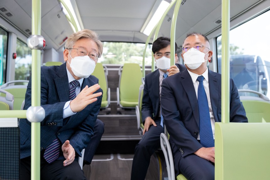 2021년 5월 24일 당시 이재명 경기도지사가 이날 경기 화성시 현대·기아차 기술연구소를 방문해 정의선 현대차그룹 회장 등과 함께 수소버스에 시승하고 있다. /경기도