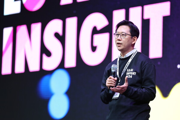 배경훈 LG AI연구원장이 LG엑사원에 대해 소개하고 있다. / LG