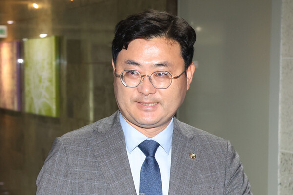 이정문 더불어민주당 정책위 수석부의장이 6월 18일 오전 서울 여의도 국회 의원회관에서 민생회복지원금을 포함한 추가경정예산 편성 논의를 위해 열린 당정대 협의회에 참석하고 있다. / 뉴스1