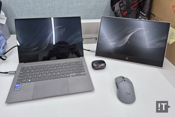 에이수스 젠북 S 14 OLED 노트북에 HP E14 G4 휴대용 모니터를 연결한 모습 / 권용만 기자