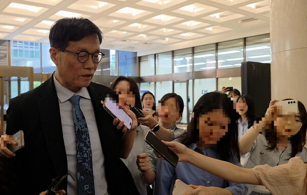 이창용 한국은행 총재가 16일 오후 6시 서울 명동 은행연합회에서 은행장 간담회에 참석하는 모습/한재희 기자