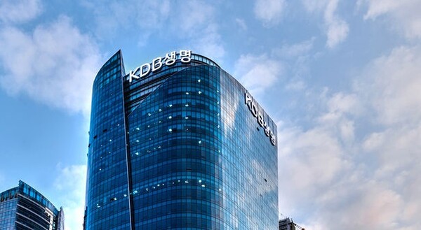 한국기업평가는 KDB생명 후순위사채 신용등급이 'A+(부정적)'에서 'A(안정적)'로 하향 조정했다 / KDB생명
