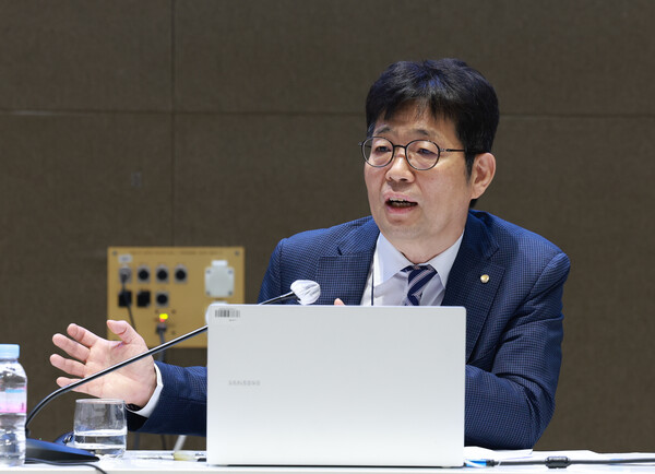 유상대 한국은행 부총재가 24일 오전 서울 중구 한은 본관에서 열린 기자간담회에서 설명하고 있다/한국은행