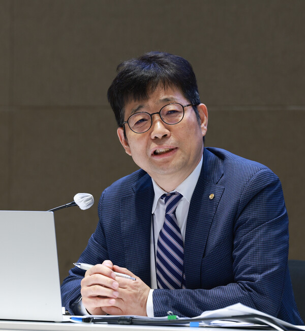 유상대 한국은행 부총재가 24일 열린 기자간담회에서 질문에 답하고 있다/한국은행