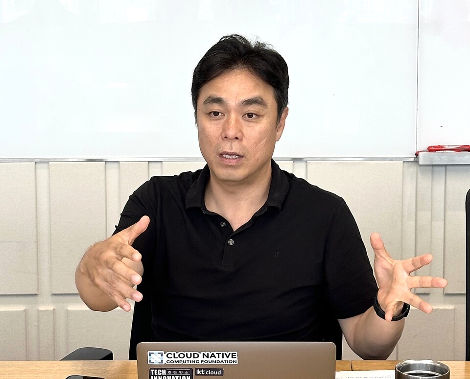 최지웅 한국클라우드산업협회장(KT클라우드 대표)이 24일 서울 강남 더피나클타워 KT클라우드 사무실에서 진행된 기자단 인터뷰에서 답변하고 있다. / 한국클라우드산업협회