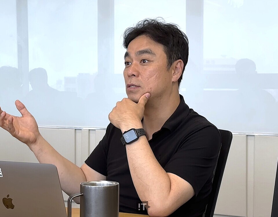 최지웅 한국클라우드산업협회장(KT클라우드 대표)이 24일 서울 강남 더피나클타워 KT클라우드 사무실에서 진행된 기자단 인터뷰에서 답변하고 있다. / 김경아 기자