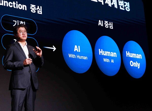 SK AX 윤풍영 사장이 25일 서울 그랜드 인터컨티넨탈 파르나스 호텔에서 열린 ‘IMAGINE AX 2025’ 컨퍼런스에서 SK AX 출범의 의의와 비전을 담은 키노트 스피치를 하고 있다. / SK AX