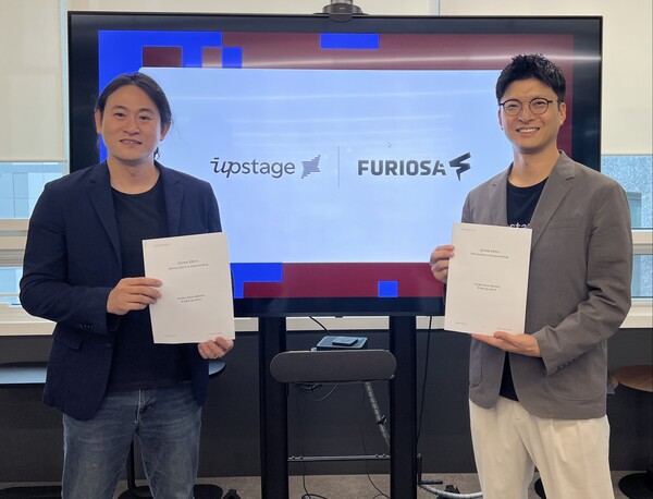 백준호 퓨리오사 대표(좌)와 이활석 업스테이지 CTO(우)가 MOU 기념촬영을 하고 있는 모습 / 업스테이지