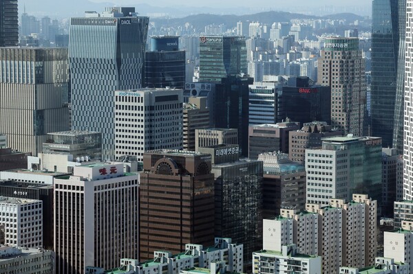 25일 KB증권에 따르면 대형 상장 증권사 5곳(한국금융지주‧미래에셋증권‧NH투자증권‧삼성증권‧키움증권)의 올해 2분기 순이익 예상치는 1조3460억원으로 지난해 2분기(1조1660억원) 대비 15.4% 크다. 증권가 전경. / 조선DB