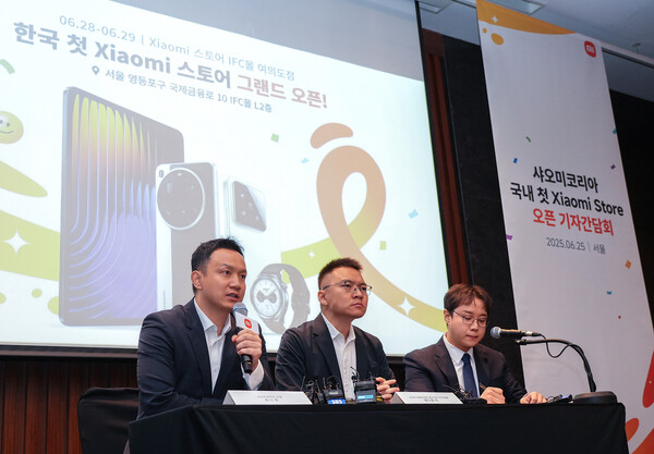 조니우 샤오미코리아 사장이 25일 첫 공식 오프라인 매장 '샤오미 스토어 서울 IFC몰 여의도점'을 오픈하며 AS전략에 대해 설명하고 있다. / 샤오미코리아