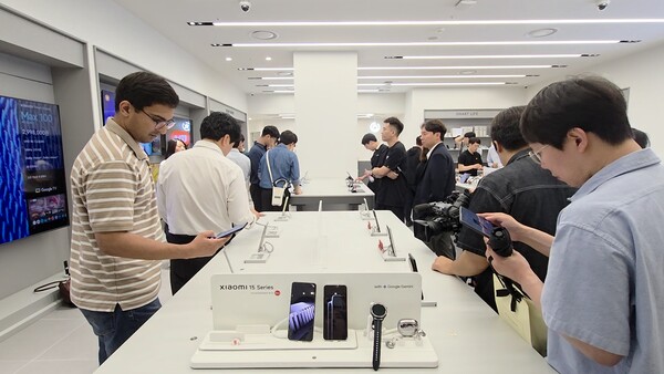샤오미코리아가 26일 서울 여의도 IFC몰 L2층에 국내 첫 공식 오프라인 매장을 열었다. 이날 샤오미 스토어에 들른 방문객들이 제품을 체험해보고 있다. / 이선율 기자