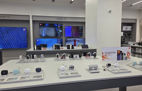 샤오미코리아가 26일 서울 여의도 IFC몰 L2층에 국내 첫 공식 오프라인 매장 내 마련된 웨어러블 관련 체험존 / 이선율 기자