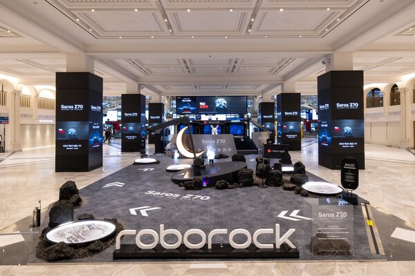 로보락이 5축 접이식 로봇 팔을 탑재한 로봇청소기 ‘Saros Z70’(사로스 Z70) 팝업스토어를 서울 신세계백화점 강남점 센트럴시티 1층에 오픈했다. 6월 17일부터 29일까지 총 13일간 체험할 수 있는 팝업스토어가 운영된다. / 로보락