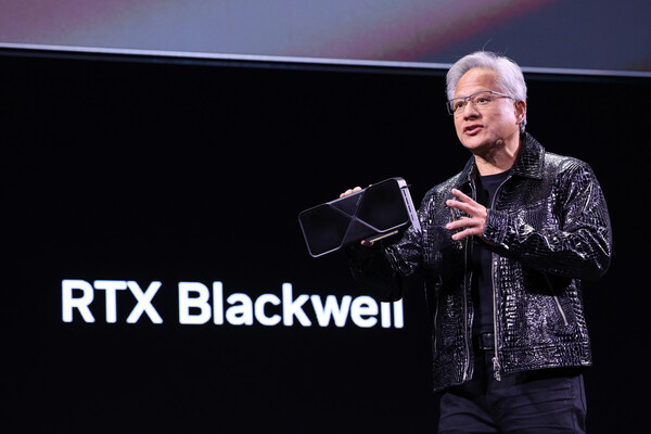 젠슨 황 엔비디아 최고경영자(CEO)가 세계 최대 IT(정보기술)·가전 전시회 'CES 2025' 개막을 하루 앞둔 1월 6일(현지시간) 미국 네바다주 라스베이거스 만달레이베이 컨벤션센터에서 가진 기조연설에서 최신 인공지능(AI) 가속기 '블랙웰(Blackwell)'을 탑재한 지포스 RTX 50 시리즈 그래픽 카드를 공개하고 있다. / 뉴스1