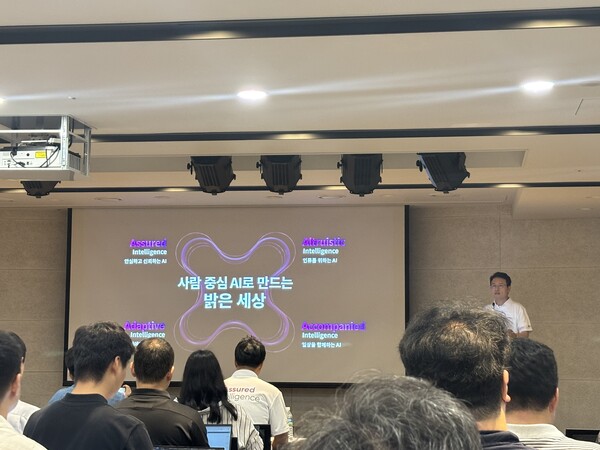 전병기 LG유플러스 AX기술그룹장(전무)이 26일 기자간담회에서 안티딥보이스 기술을 소개하고 있다. / 김광연 기자