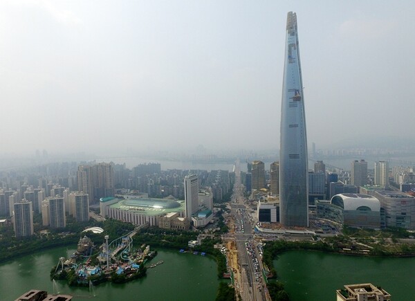 서울 잠실 롯데 월드타워 일대. / 뉴스1