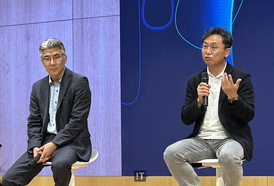 (왼쪽부터) 이호준 클라우드서비스사업부장(부사장)과 송해구 솔루션사업부장(부사장)이 취재진의 질의에 답하고 있다. / 김경아 기자