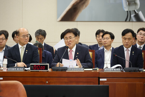 유상임 과학기술정보통신부장관이 26일 오전 서울 여의도 국회에서 열린 과학기술정보방송통신위원회 전체회의에 출석해 의원 질의에 답하고 있다. / 뉴스1