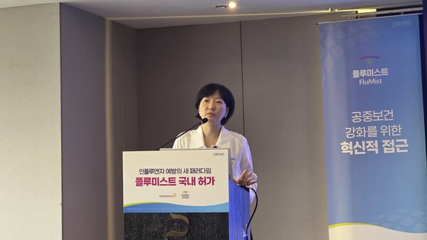 김윤경 고려대학교 안산병원 소아청소년과 교수가 27일 서울 중구 더 플라자 호텔에서 열린 ‘플루미스트인트라나잘스프레이’ 국내 허가 기념 간담회에서 백신 효능에 대해 설명하고 있다. / 김동명 기자