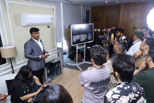 인도 구르가온에서 열린 삼성전자 서남아 테크 세미나에서 참석자들이 '비스포크 AI 무풍 에어컨'에 대한 설명을 듣고 있다. / 삼성전자