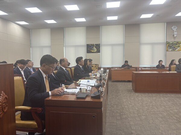 유상임 과학기술정보통신부 장관 등이 27일 오전 서울 여의도 국회에서 열린 과학기술정보방송통신위원회 전체회의에 출석해 의원 질의에 답하고 있다. / 김광연 기자