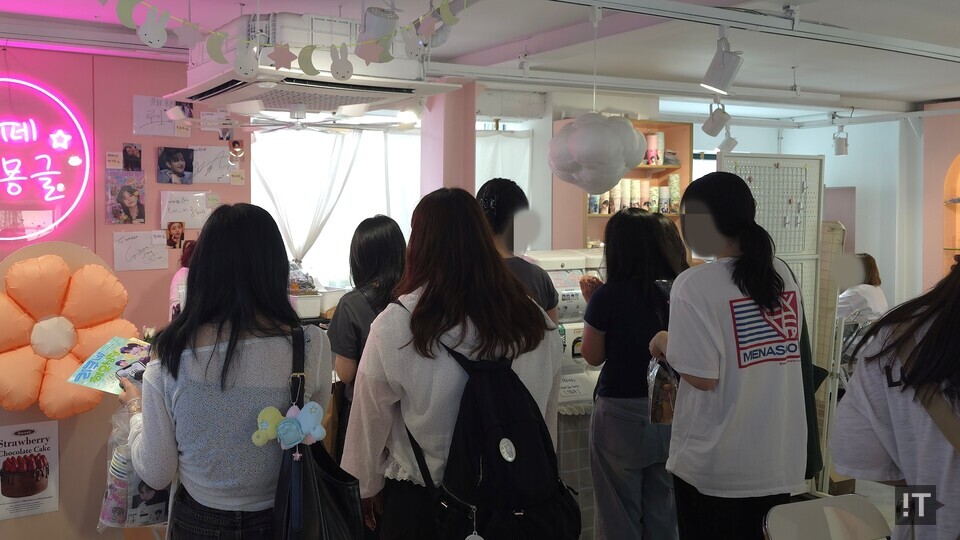 27일 서울 마포구 홍대 인근에서 열린 생일카페에 사람이 몰리고 있다. / 변인호 기자