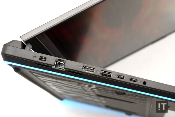 별도 공기 배출구 없이 포트가 배열된 ‘ROG 스트릭스 G18(2025)’ 측면 모습 / 권용만 기자