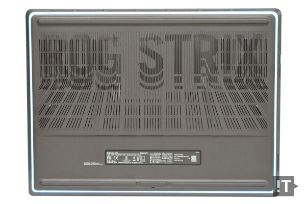 ‘ROG STRIX’ 문자를 디자인에 활용한 하판은 원터치로 쉽게 열 수 있다. / 권용만 기자