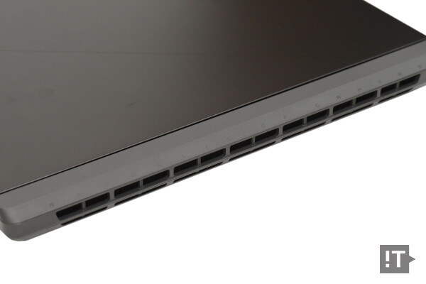 최대 255W급 TDP 설계를 갖췄으면서도 후면으로만 열기 배출을 하는 설계다. / 권용만 기자