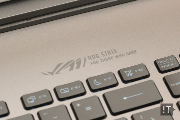 지금까지의 노트북 PC들에서는 예상치 못한 곳에서 차별화를 제시한 에이수스 ‘ROG 스트릭스 G18(2025)’ / 권용만 기자