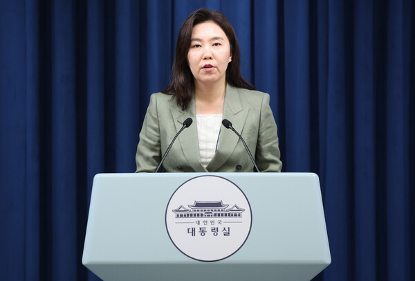 강유정 대통령실 대변인이 27일 서울 용산구 대통령실 청사에서 호국보훈의 달, 대통령의 초대 관련 브리핑을 하고 있다. / 뉴스1