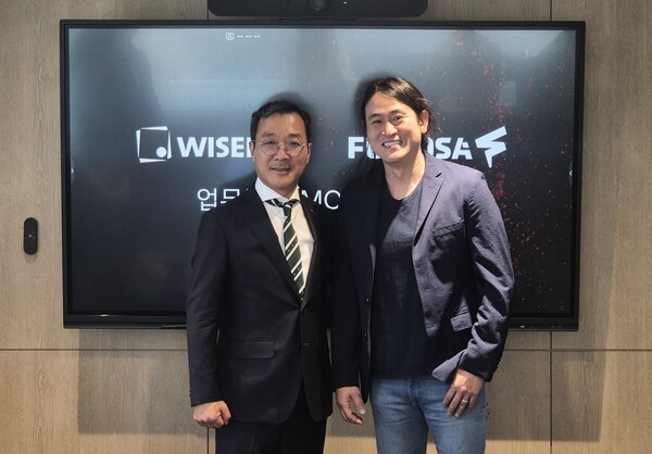 와이즈넛 강용성 대표(왼쪽)와 퓨리오사AI 백준호 대표(오른쪽)가 ‘AI 에이전트 어플라이언스’ 공동개발 및 사업을 위한 전략적 제휴를 맺었다. / 와이즈넛