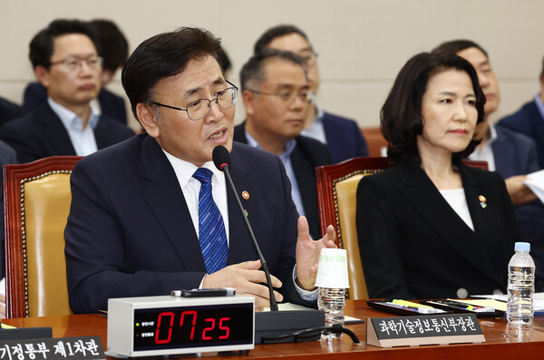 Minister of Science and ICT Yoo Sang-im(left) answers lawmakers' questions at a plenary session of the Science, Technology, Information and Communication Committee held at the National Assembly in Yeouido, Seoul, on the morning of the 26th. / News 1