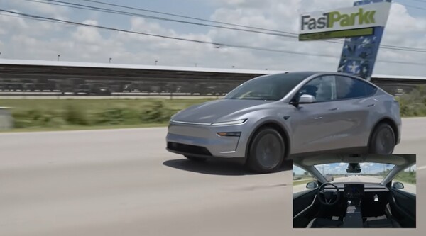 테슬라 로보택시 모델Y 차량이 도로를 주행하고 있다. / 테슬라 공식 유튜브