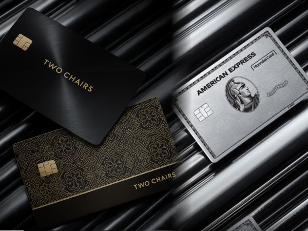 (왼쪽부터) 우리카드 투 체어스 카드, 현대카드 아메리칸 익스프레스 카드 / 각사