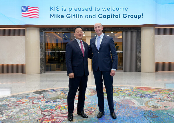 김성환(사진 왼쪽) 한국투자증권 사장이 마이크 기틀린 캐피탈그룹 최고경영자(CEO)와 전략적 협의를 마치고 기념사진을 찍고 있다. / 한국투자증권 