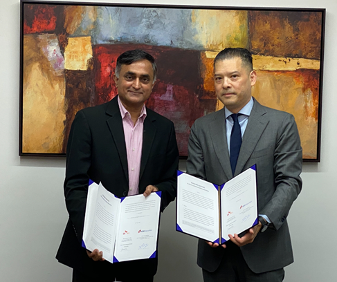 한정호(사진 오른쪽) SK증권 글로벌사업부 대표와 티케이 스리랑(T.K.Srirang) ICICI증권 CEO가 전략적 제휴 체결 후 기념사진을 찍고 있다. / SK증권