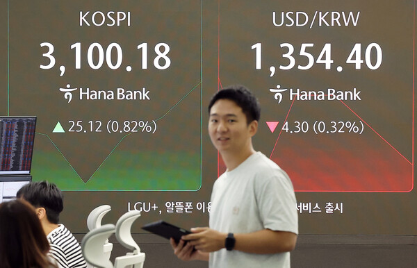 3일 오전 서울 중구 하나은행 딜링룸 전광판에 개장 시황이 나오고 있다. / 뉴스1