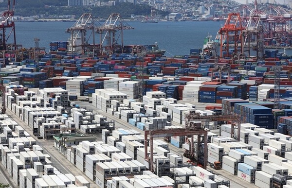 30일 부산항 신선대부두 야적장에 컨테이너가 가득 쌓여 있다. / 뉴스1