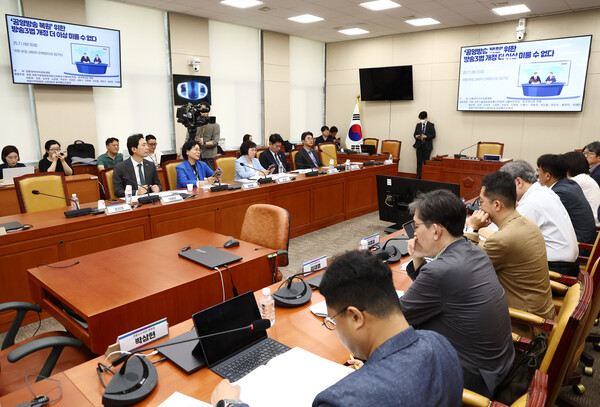 7월 1일 서울 여의도 국회 과학기술정보방송통신위원회 회의실에서 최민희 위원장 등이 참석한 가운데 '공영방송 복원 위한 방송3법 개정, 더이상 미룰 수 없다' 토론회가 열리고 있다. / 뉴스1