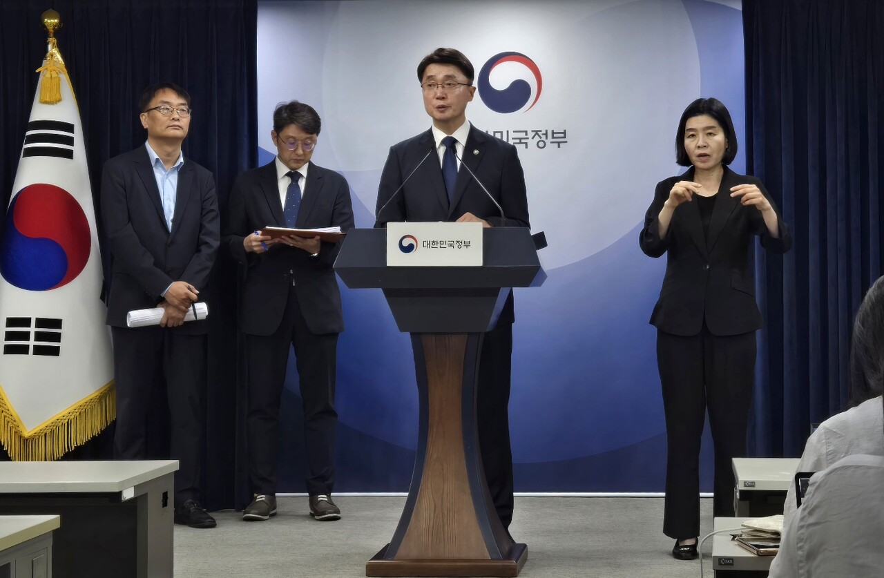 류제명 과학기술정보통신부 제2차관이 브리핑에서 질의에 응답하고 있다. / 홍주연 기자