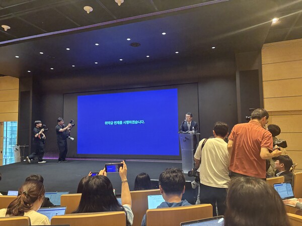 유영상 SK텔레콤 대표가 4일 서울 을지로 T타워에서 열린 기자회견에서 말하고 있다. / 김광연 기자