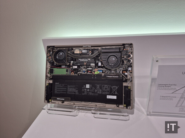 현장에 전시된 ‘젠북 A14’ 내부 구조 / 권용만 기자