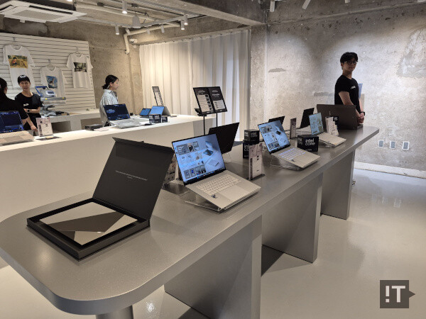 2층에는 인텔 코어 울트라 200V 시리즈를 탑재한 ‘젠북 S14/S16’ 시리즈가 전시됐다. / 권용만 기자