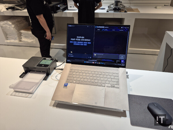 엽서 프린트 체험에 인텔 ‘AI 플레이그라운드’를 활용하는 점도 눈에 띄었다. / 권용만 기자