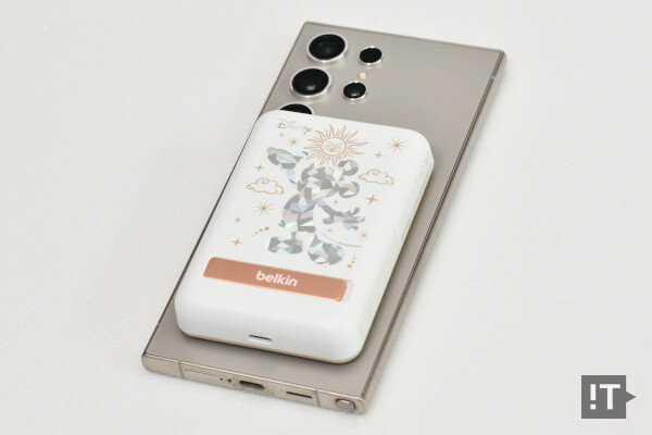 무선 보조배터리는 붙였을 때 훌륭한 액세서리 같은 느낌도 준다. / 권용만 기자