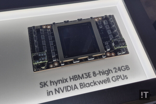 SK 하이닉스의 HBM3E가 탑재된 엔비디아 블랙웰 GPU 모듈 / 권용만 기자