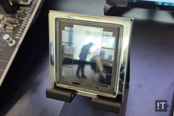 삼성전자의 HBM3E가 탑재되는 것으로 알려진 AMD MI350 시리즈 GPU / 권용만 기자